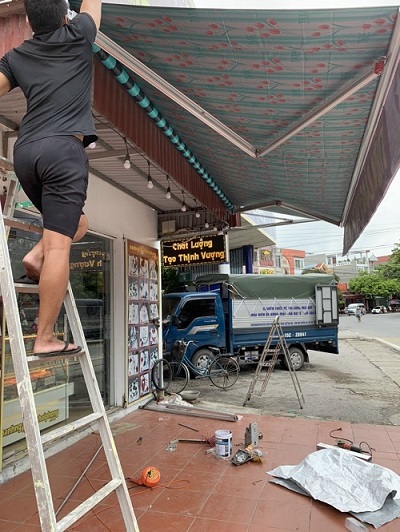 lắp ráp mái hiên trước nhà