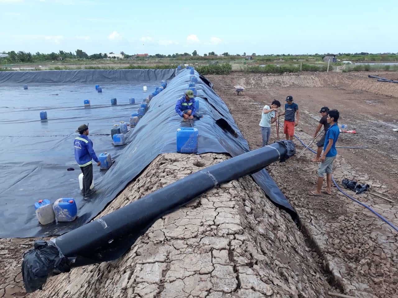 Thi công bạt lót hồ